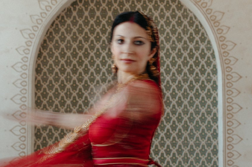 Foto de mujer bailando con desenfoque por movimiento