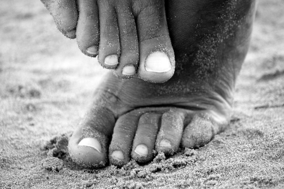 bw toes in sand