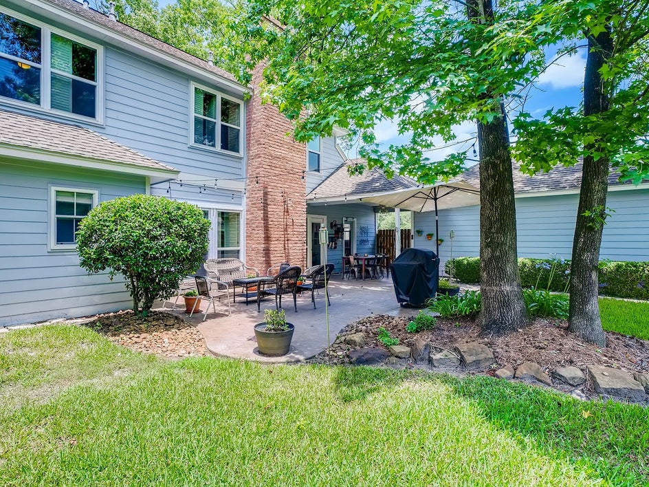 Using AI photo editing to add seasonal edits to real estate photography BeFunky