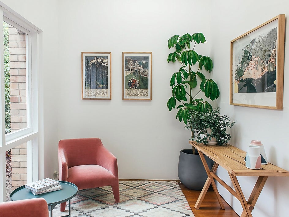 Before using AI photo editing Smart Edit to add wallpaper feature wall